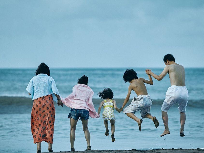 Fotografie cu improbabil de fericita familie creată de Hirokazu Kore-eda.