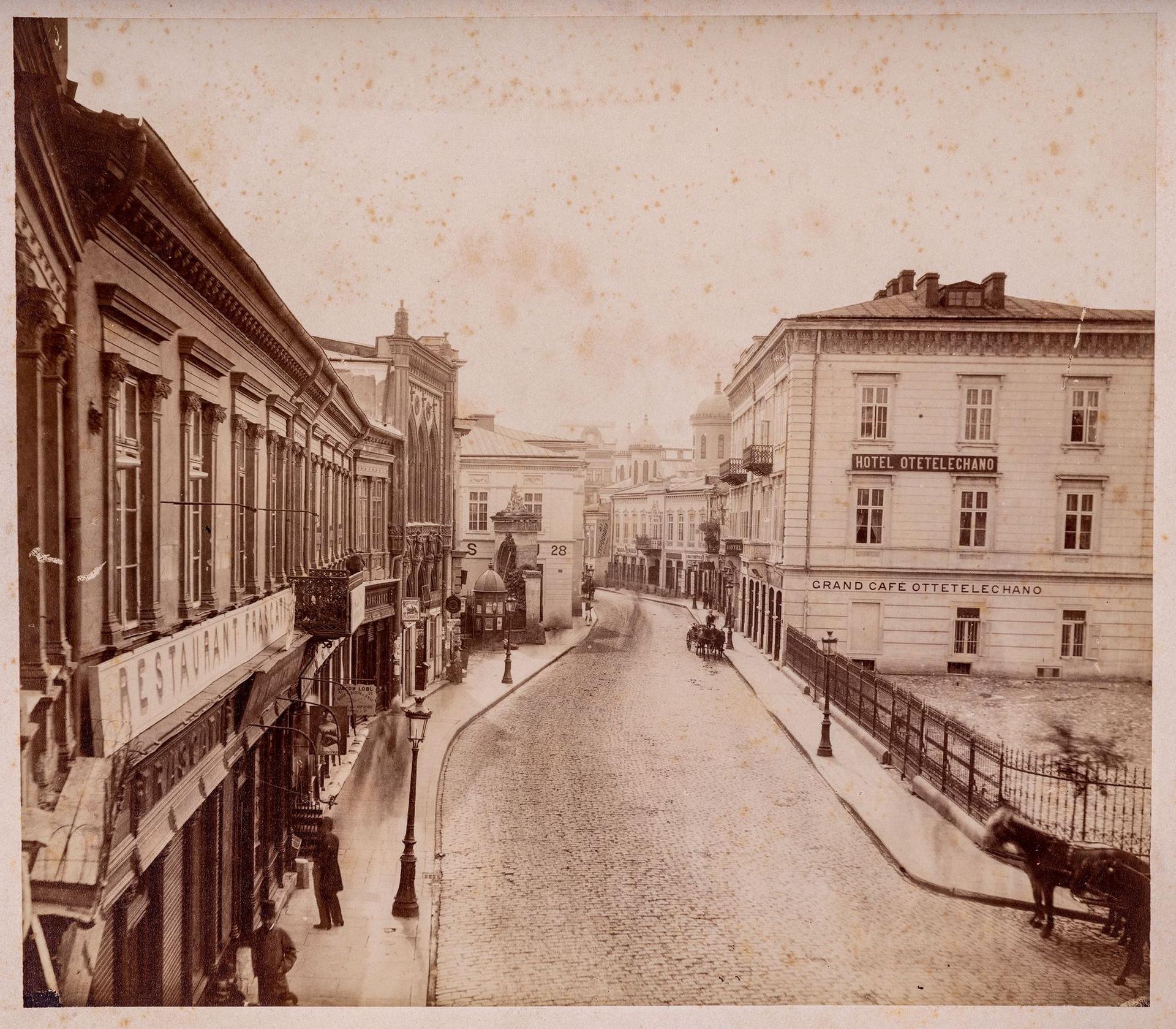 Celebra fotografie a Căii Victoriei din 1874 ne arată că fostul Pod al Mogoșoaiei avea și momentele sale liniștite. Foto: <a target="_blank" href="https://www.muzeuldefotografie.ro/2016/03/calea-victoriei-1874-un-nou-exemplar-al-unei-fotografii-celebre/">Muzeul de fotografie</a> Arhiva Alex Gâlmeanu