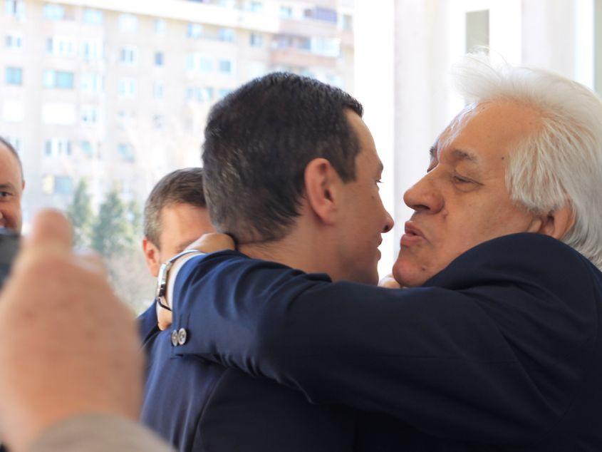 Sorin Grindeanu și tatăl său, Nicolae Grindeanu, la Reșița, în martie 2017. Foto: Caon.ro