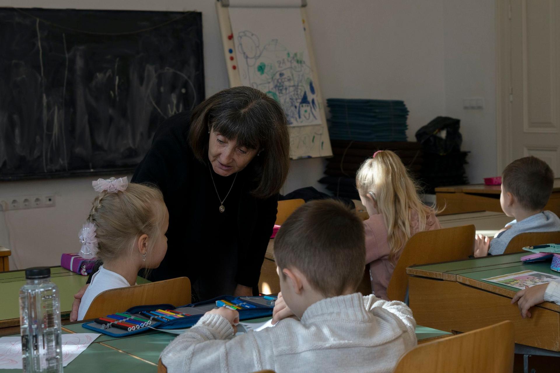 Svitlana Barbiroșa predă limba română la clasa a II-a, la Sibiu, pe 5 octombrie 2022. Foto: Andreea Câmpeanu