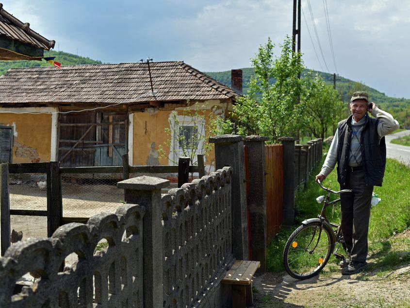 Un flotant din comuna Vad în fața casei părintești în care spune că s-a întors acum 10 ani. Fotografii: Raul Ștef