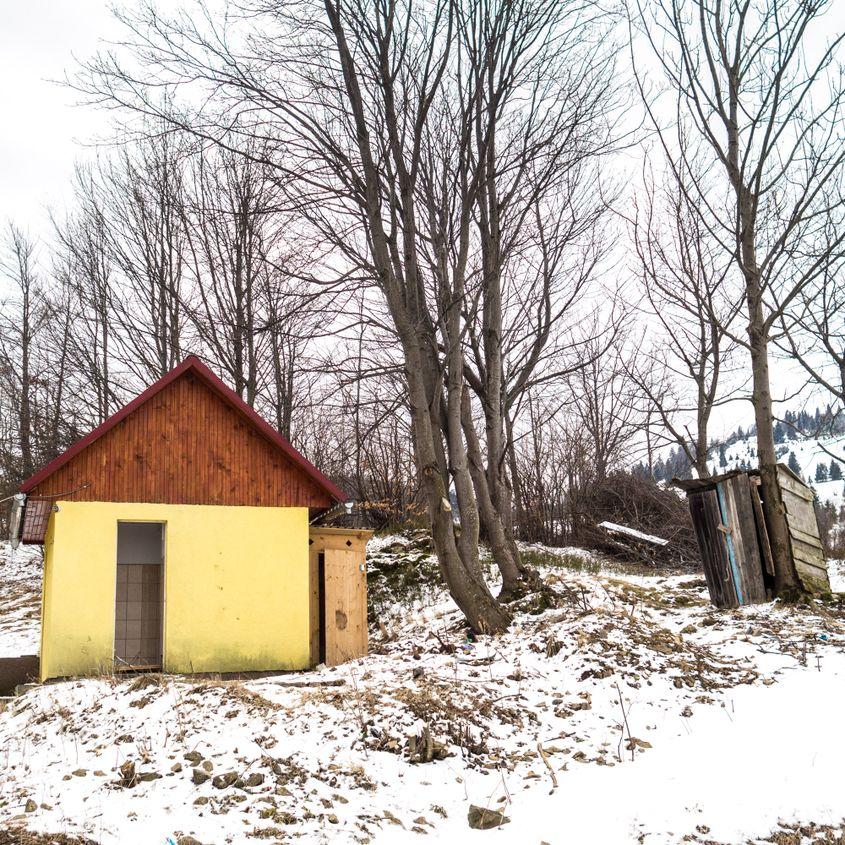 69.000 lei a costat în 2010 construcția toaletelor de lângă căminul cultural din Rogojel. Sunt nefolosite și deteriorate. Alături sunt latrinele din lemn utilizate de către copii.