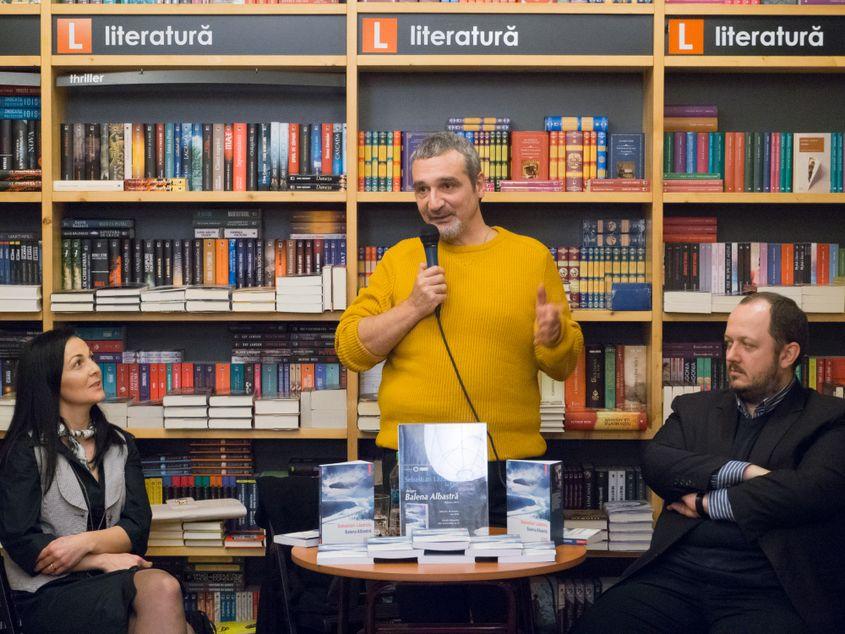 Sebastian Lăzăroiu, încadrat de Alexandra Halma şi Adrian Papahagi, invitaţii săi la lansarea de la Cluj a romanului "Balena albastră". Foto: Raul Ştef