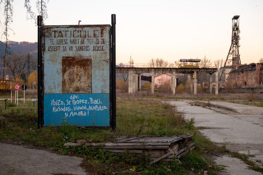 Instalație de Ion Barbu în curtea fostei mine Petrila, transformată în muzeu. Foto: Raul Ștef (c)