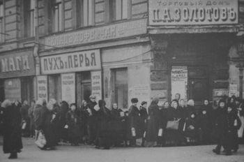 1917. Coadă la magazinele alimentare din Petrograd.