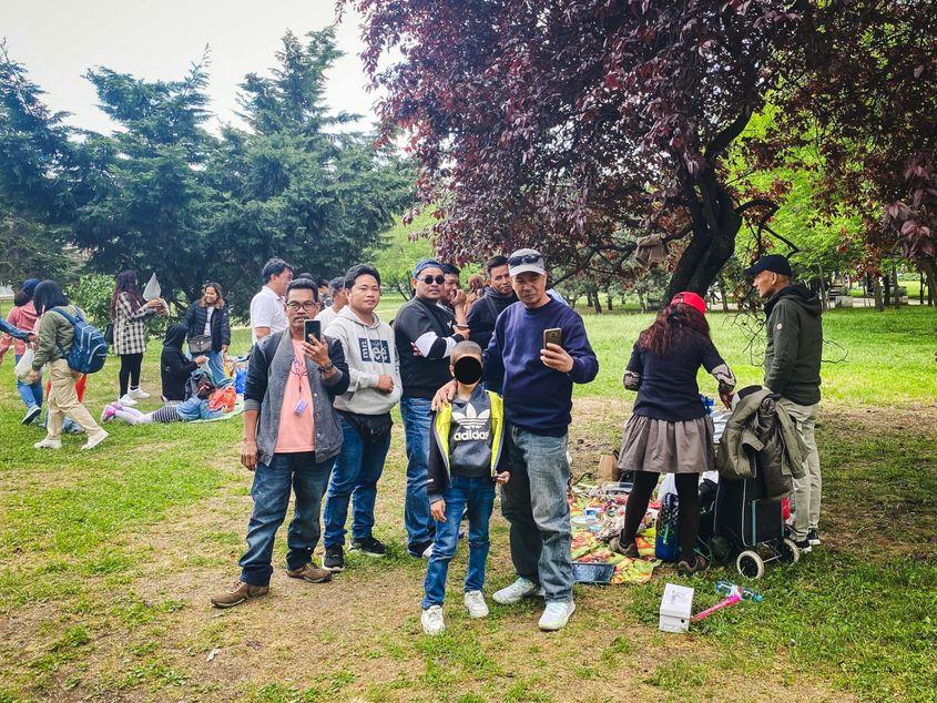 Lucrătorii asiatici se întâlnesc în fiecare duminică în Parcul Unirii din București. Foto: Luiza Popovici