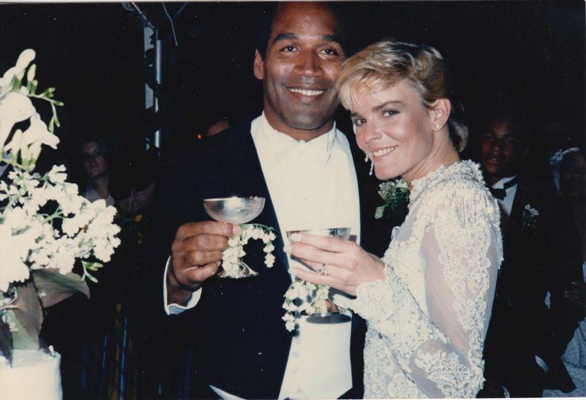 Imagine de la căsătoria lui O.J. Simpson cu Nicole Brown. Ea a fost ucisă împreună cu prietenul ei Ron Goldman la 12 iunie 1994.