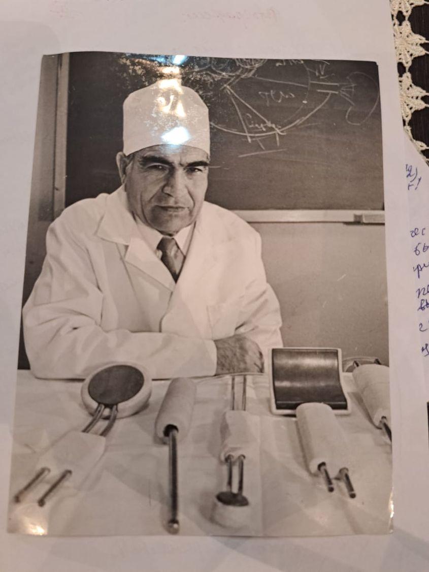 Profesorul Taschiev împreună cu invenția sa, un instrument medical util în gestionarea tumorilor mari. Foto: arhiva personală Rakhman Taschiev