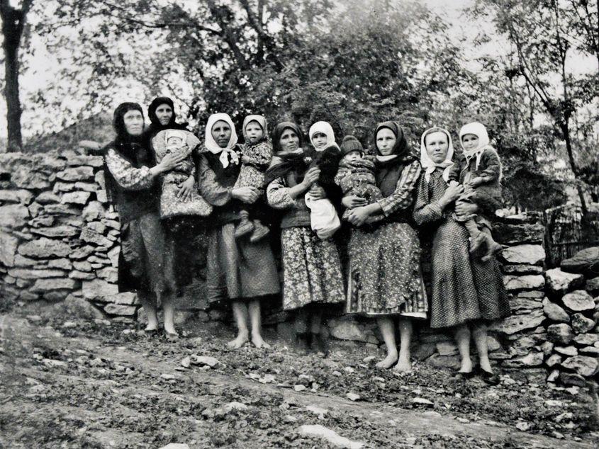 Femei basarabene cu copii, cândva în anii '50. Fotografie de Zaharia Cușnir