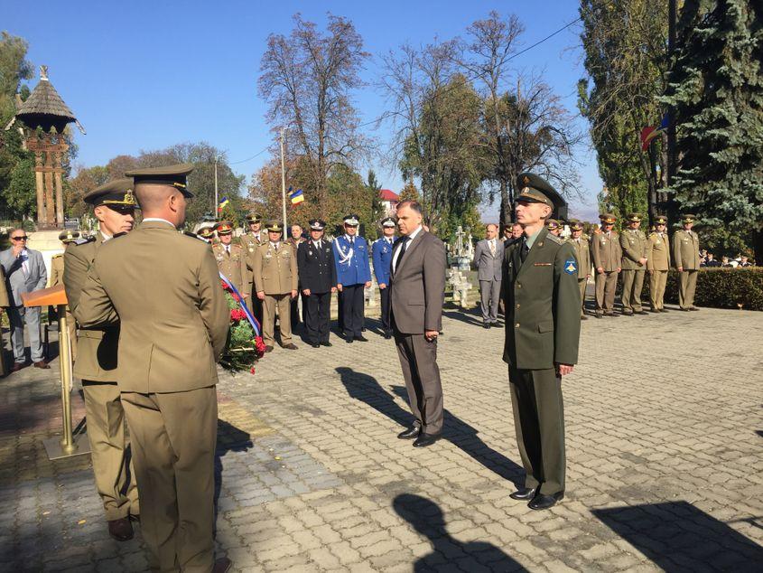 Oficiali ruşi, la comemorarea organizată în 11 octombrie în Cimitirul Eroilor din Cluj-Napoca.