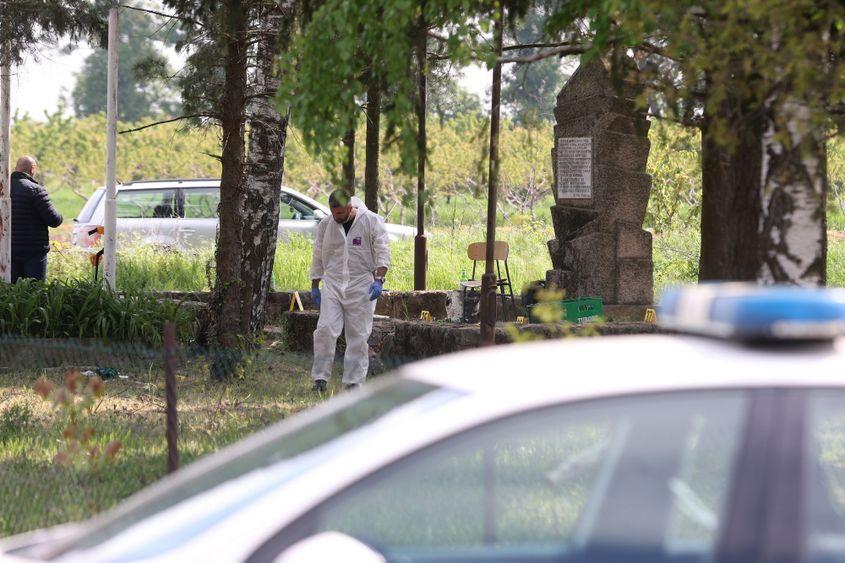 Un investigator de la locul crimei verifică situația în satul Dubona, lângă Mladenovac, Serbia, pe 5 mai 2023. Un atacator identificat de autorități doar ca U.B. a ucis opt persoane și a rănit paisprezece într-un atac cu împușcături efectuate din mers, în seara de 4 mai 2023. EPA/ANDREJ CUKIC