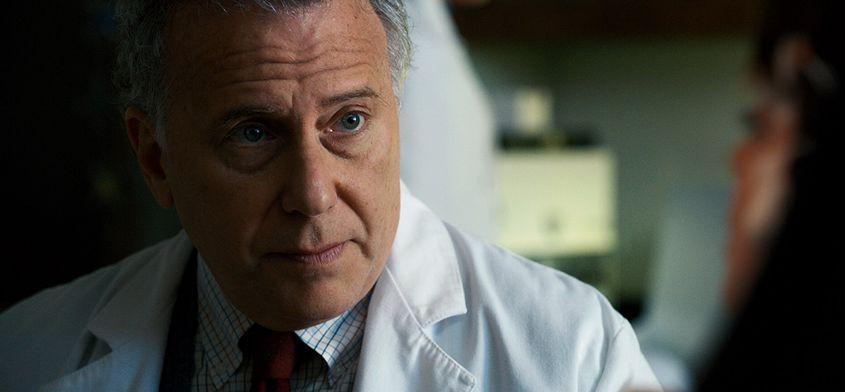 Paul Reiser, în rolul lui doctorului Sam Owens, care răspunde de experimentele din baza secretă.