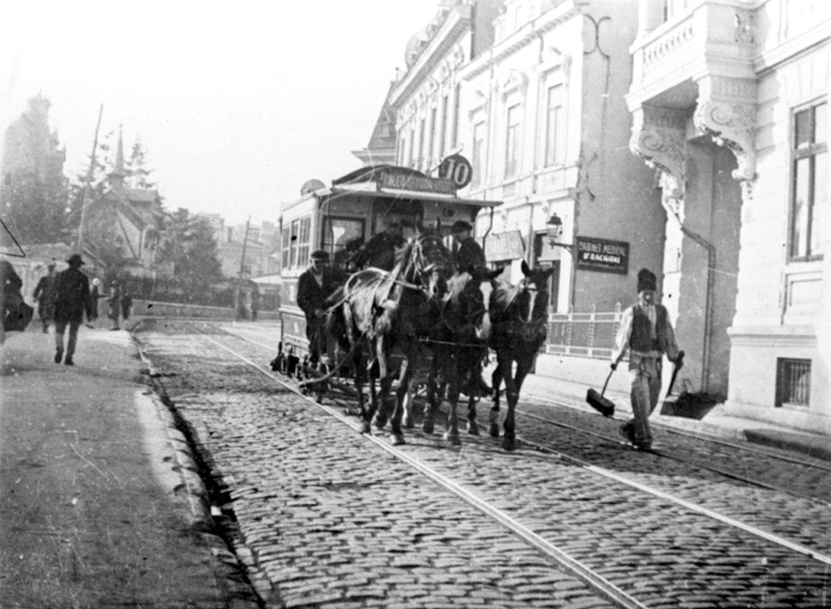 Tramvai cu cai din București, Sursa: <a target="_blank" rel="noreferrer noopener" href="http://tramclub.org/viewtopic.php?t=11419" target="_blank">Tramclub</a>, unde puteți găsi o arhivă impresionantă cu mijloacele de transport în comun din Bucureștii ultimelor două secole