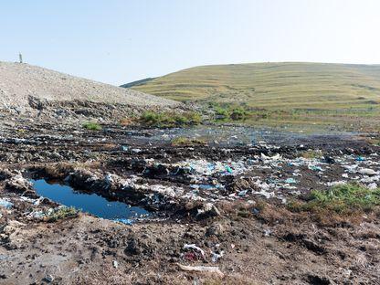 Sub muntele de gunoi de la Pata Rât s-a format un lac toxic