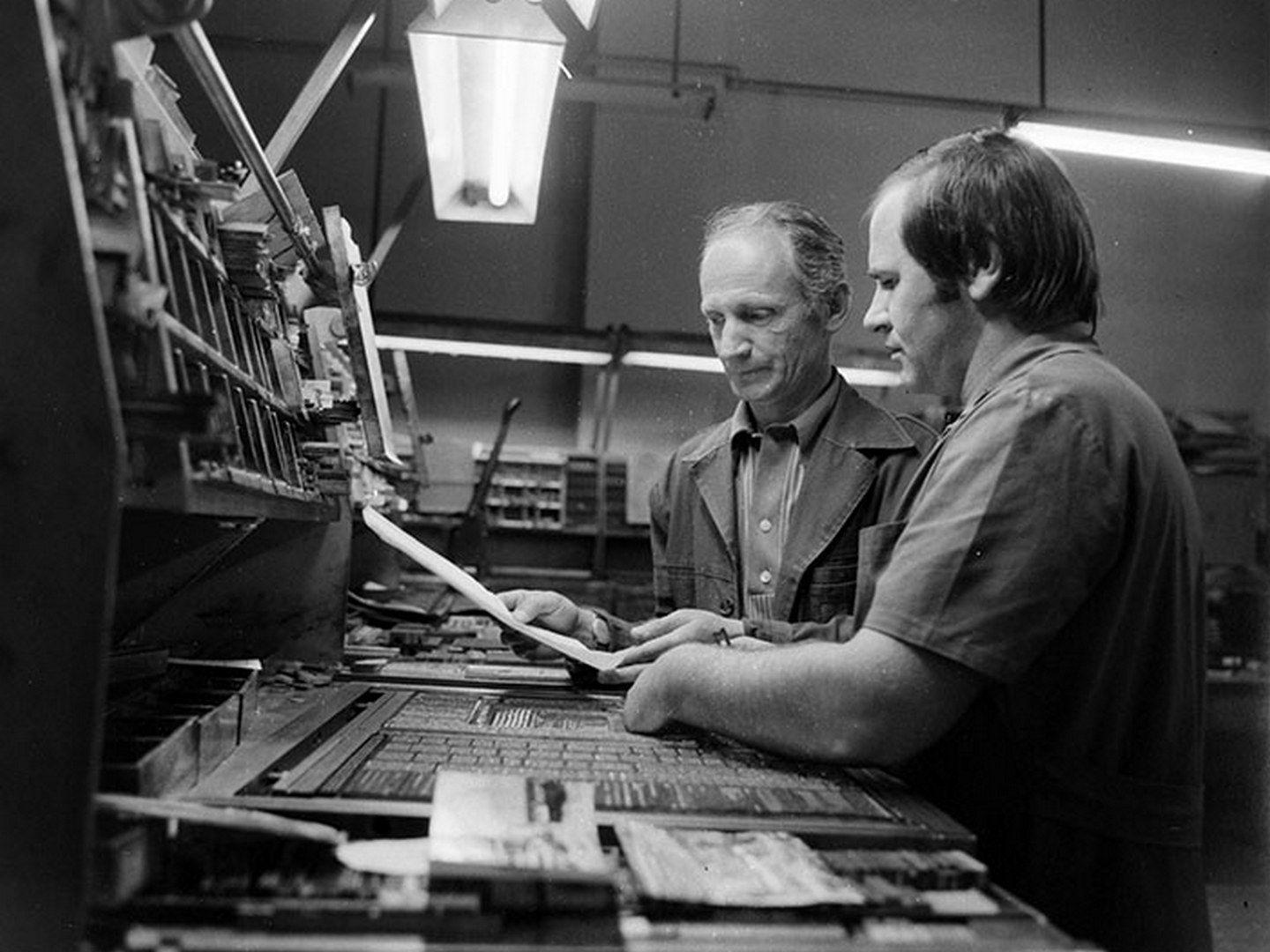 Zețari la lucru în tipografie, sub comunism. Foto: Arhiva Minerva