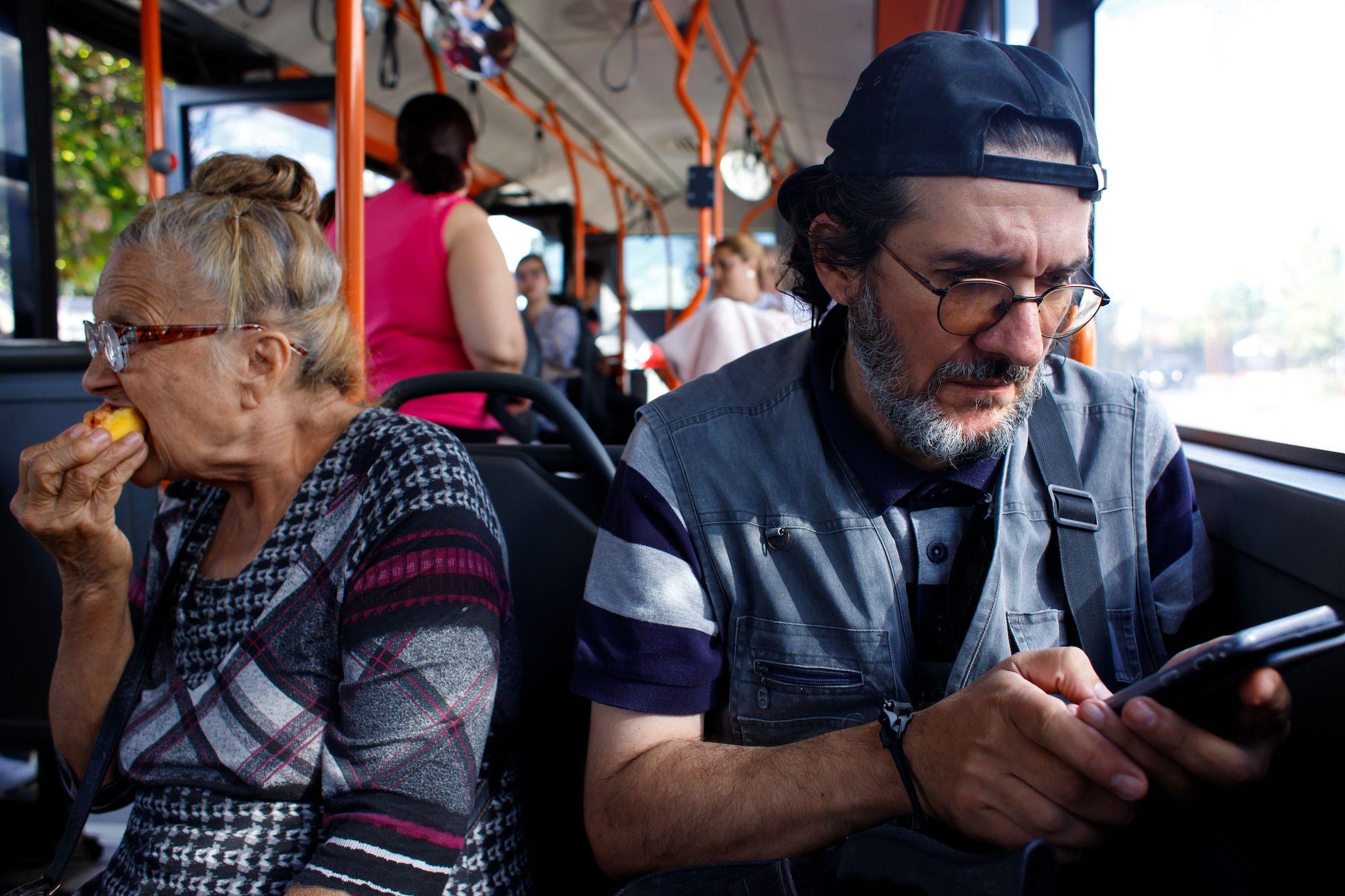 Bogdan în autobuz, București, septembrie 2022. Foto: Toma Hurduc