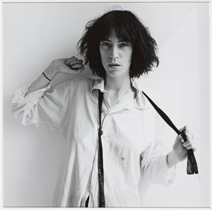 Fotografie a poetei și cântăreței Patti Smith, realizată în 1975 de Robert Mapplethorpe. Sursa: tate.org.uk