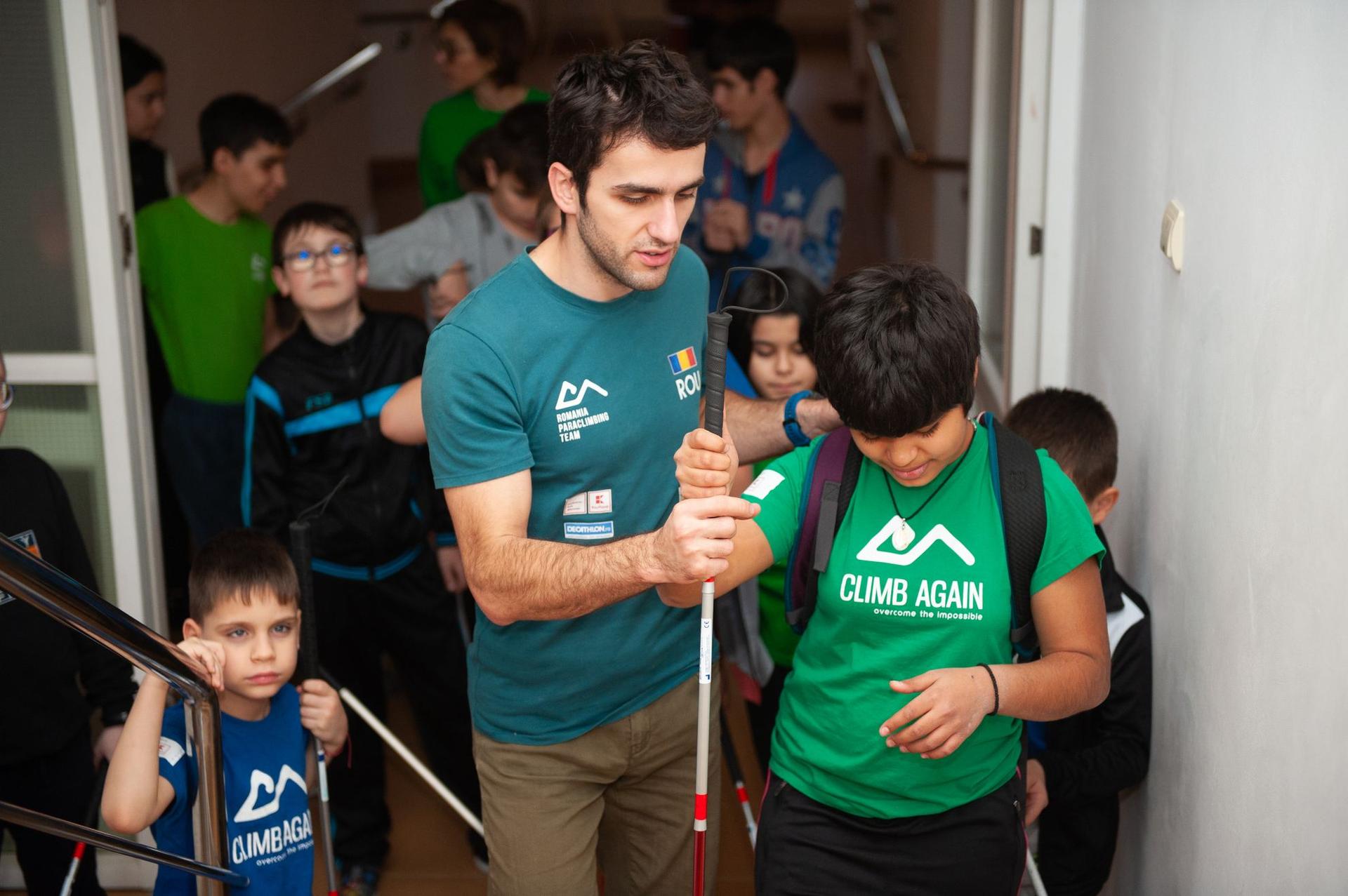 Atelier de folosire a bastonului pentru copii cu deficiențe de vedere la clubul sportiv Climb Again. Foto: Climb Again