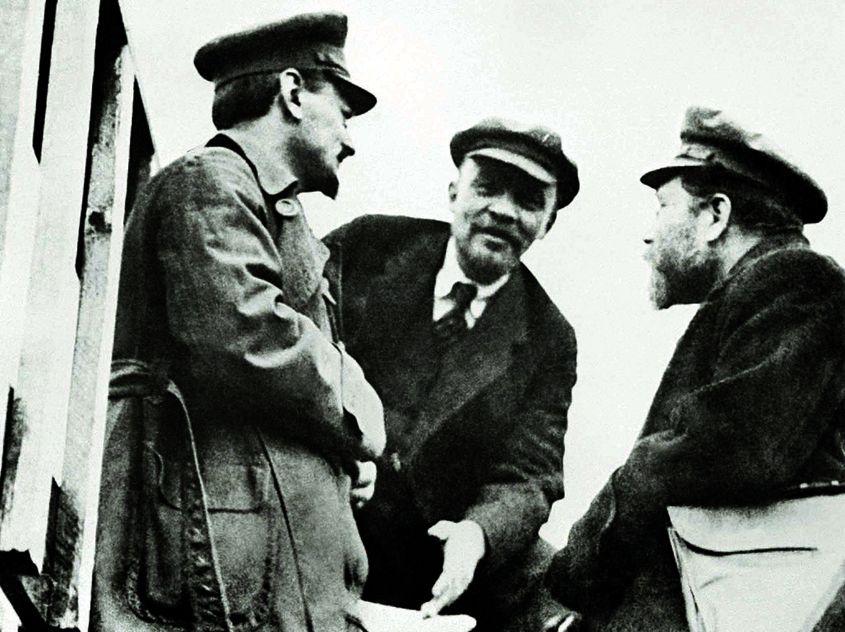 Troțki (în stânga) și Lenin în 1919.