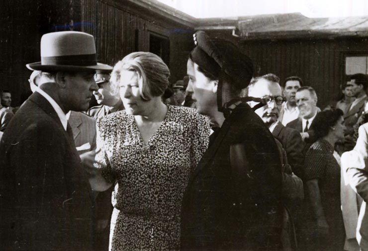 Gheorghe Gheorghiu –Dej pe Aeroportul Băneasa înainte de plecare la Conferința de Pace de la Paris, întreţinându-se cu Ana Pauker şi Florica Bagdasar. 11 august 1946. Foto: Fototeca online a comunismului românesc