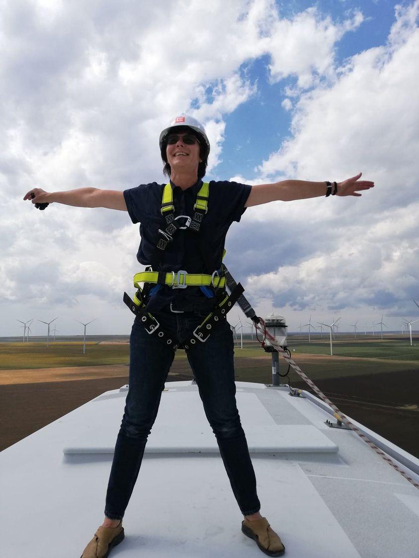 Aldona Todoran, la 100 de metri înălțime pe turbina eoliană. <em>Fotografie din arhiva personală</em>