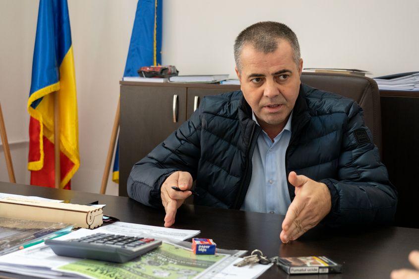 Primarul comunei Beliș, Viorel Matiș, septembrie 2022, vorbind despre relevanța referendumului. Foto: Raul Ștef