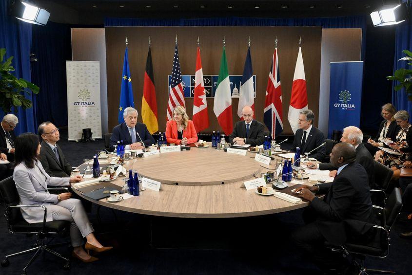 Miniștrii de externe sau reprezentanții acestora (de la stânga la dreapta) Annalena Baerbock din Germania, Takehiro Funakoshi din Japonia, Antonio Tajani din Italia, Melanie Joly din Canada, Frederic Mondoloni din Franța, Antony Blinken din SUA, Josep Borrell din UE și David Lammy din Marea Britanie stau la o masă rotundă în timpul reuniunii miniștrilor de externe ai G7 cu ocazia summitului NATO din Washington DC, SUA, 11 iulie 2024. EPA/ALESSANDRO DI MEO