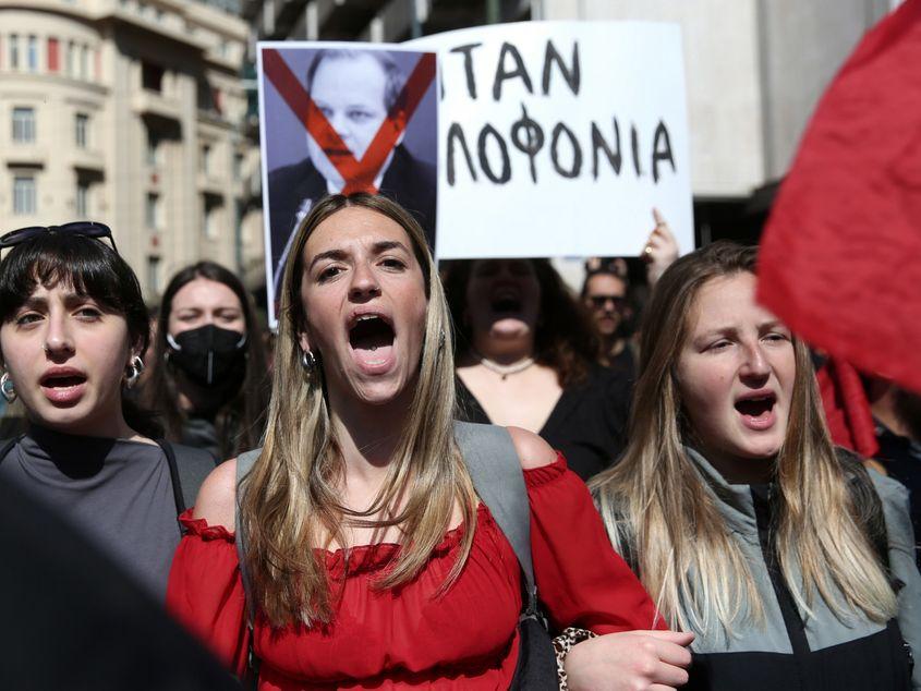 Peste 60.000 de oameni au protestat pe 8 martie în Atena împotriva condițiilor care au dus la tragedia feroviară de pe 28 februarie, soldată cu 57 de morți. Foto:  EPA/ORESTIS PANAGIOTOU