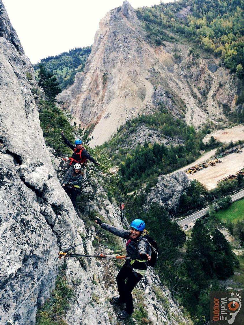 Turiști pe traseul de via ferrata de la Cheile Șugăului