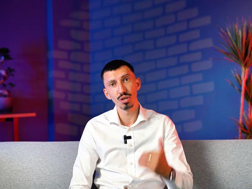 Gheorghe / George Statie, fondatorul Trading Busters promite nu doar că te învață aritmetica bursei, dar și că îți oferă bani pe care să îi investești. foto: captură YouTube