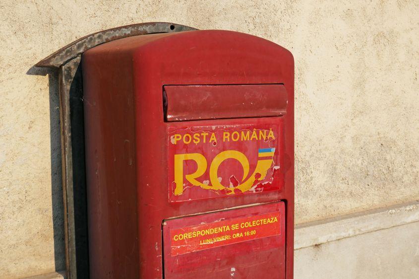 „La sfârșit de zi, noi trebuie să punem tot pe hârtie: să adunăm că am avut atâtea scrisori, din care am avut atâtea cu confirmare, atâtea citații…”, spun poștașii români despre digitalizarea instituției. Foto © Unquintu | Dreamstime.com