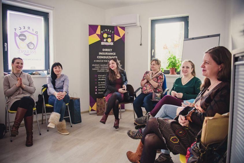 Alina Găloiu (prima din dreapta), la una dintre întâlnirile asociației Work At Home Moms. Foto: Ioana Epure