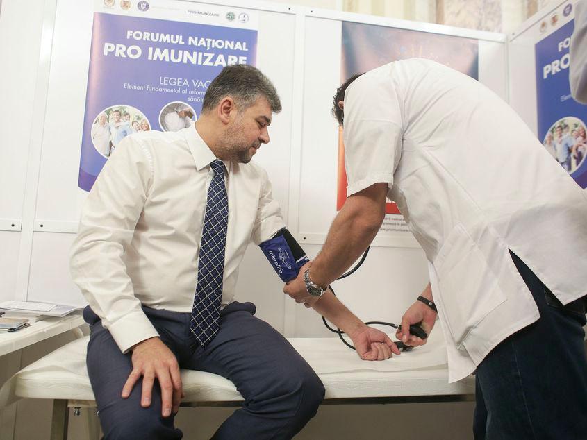 Marcel Ciolacu este consultat înainte de a fi vaccinat în timpul Forumului național Pro Imunizare, în București, miercuri, 25 octombrie 2017. Inquam Photos / Octav Ganea
