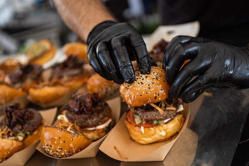 „Mâncăm mulți burgeri. Ne interesează tehnica de preparare, aspectul și gustul”, Dragoș Gurăroșie. Foto: Facebook BurgerFest