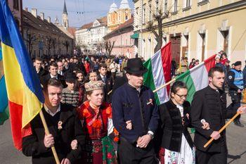 Procesiunea s-a încheiat pe fosta stradă a Maghiarilor, actualmente Avram Iancu, unde, pe o scenă improvizată, au ținut discursuri lideri ai comunității maghiare și reprezentanți ai administrației locale. Participanții au intonat imnul Ungariei. Un moment cu accente ceaușiste, amintind de anii '80, i-a aparținut actriței Elena Ivanca de la Naționalul clujean, care a recitat cu patos, în românește, o poezie din lirica maghiară.