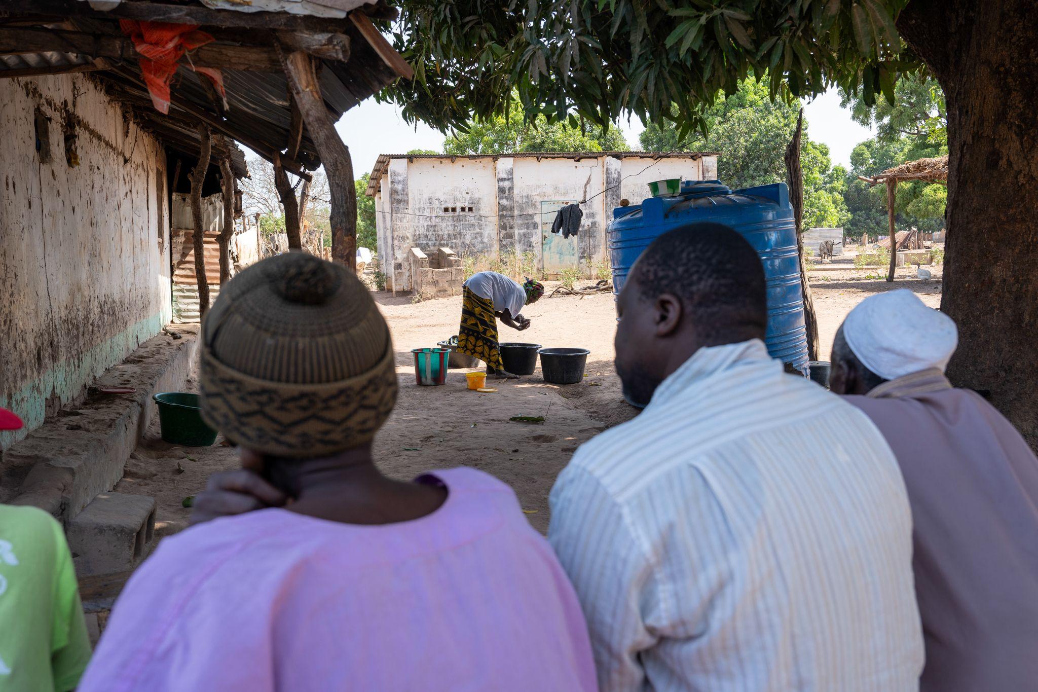 Refugiați din Casamance în satul Ballen din Gambia povestesc cum au fost forțați să își părăsească satele din cauza conflictului. Foto: Andrei Popoviciu
