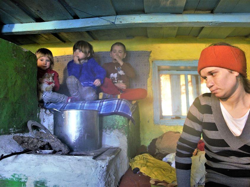 Familia lui Florin Ionesei trăiește în această cameră încălzită cu tizic. Foto: Viorel Ilișoi
