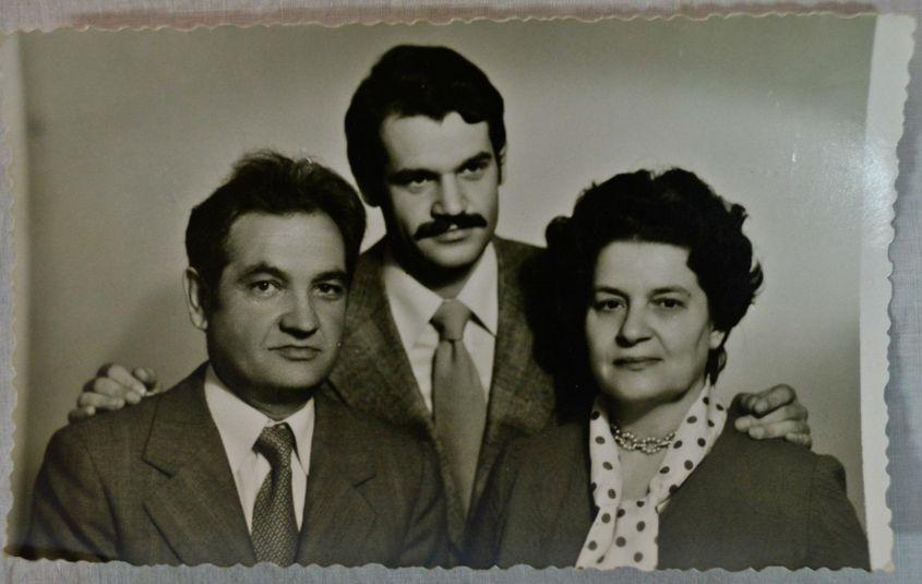 Valeriu, la 30 de ani, împreună cu părinții. Foto: Arhiva personală