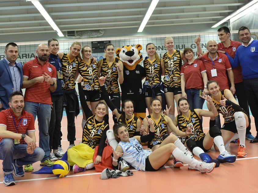 CSM București a câștigat Challenge Cup în 3 aprilie. Mihaela Ozun (numărul 5) e în rândul de jos, cea cu tricolorul. Foto: Cristi Preda / Gazeta Sporturilor