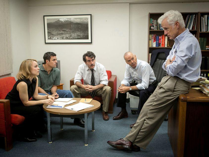 Rachel McAdams, Mark Ruffalo, Brian d'Arcy James, Liev Schreiber și John Slattery, într-o scenă din film.