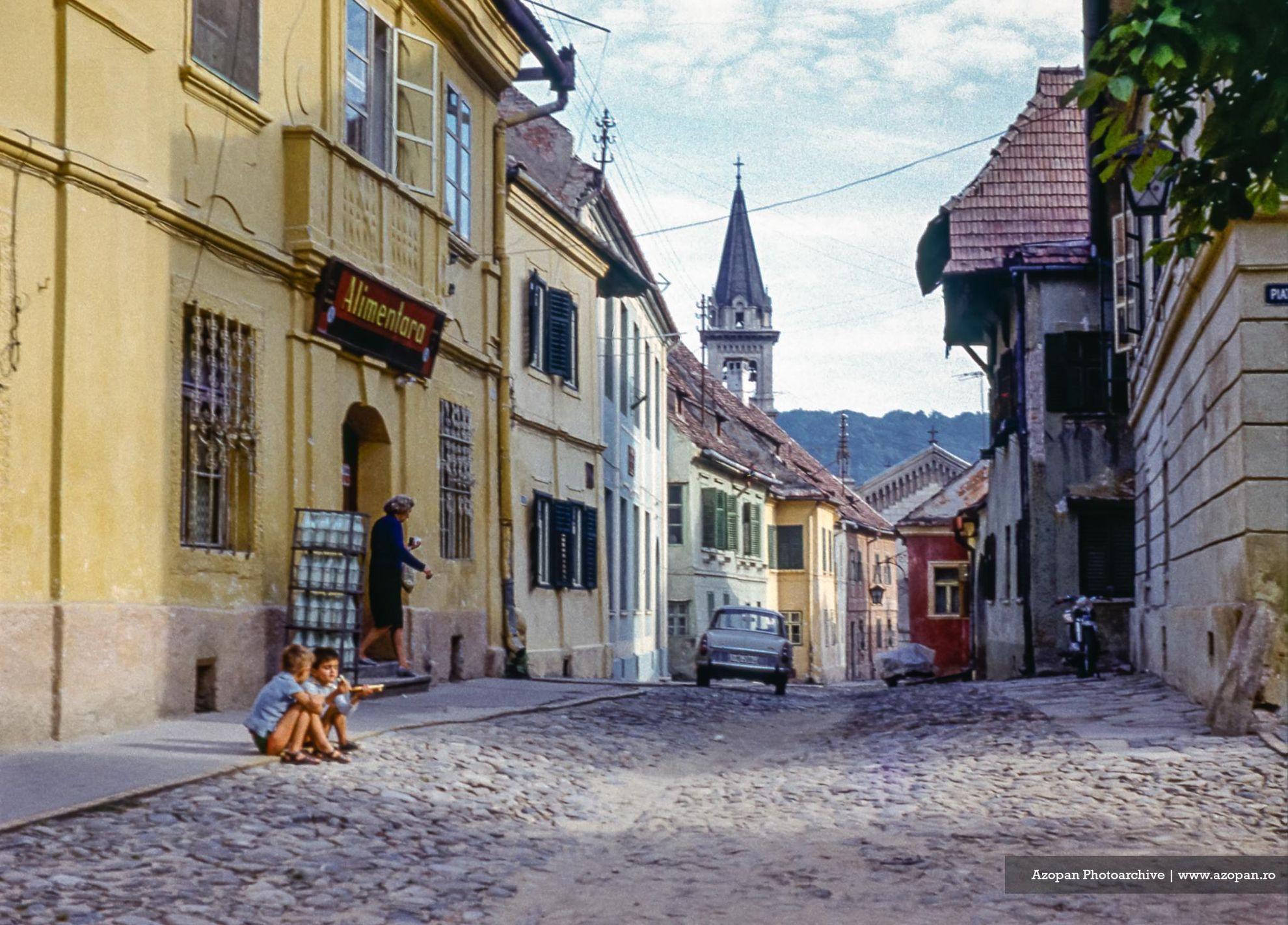 Străduțe din Sighișoara. Și nelipsitul lapte la sticlă. Foto: Azopan.ro (c)