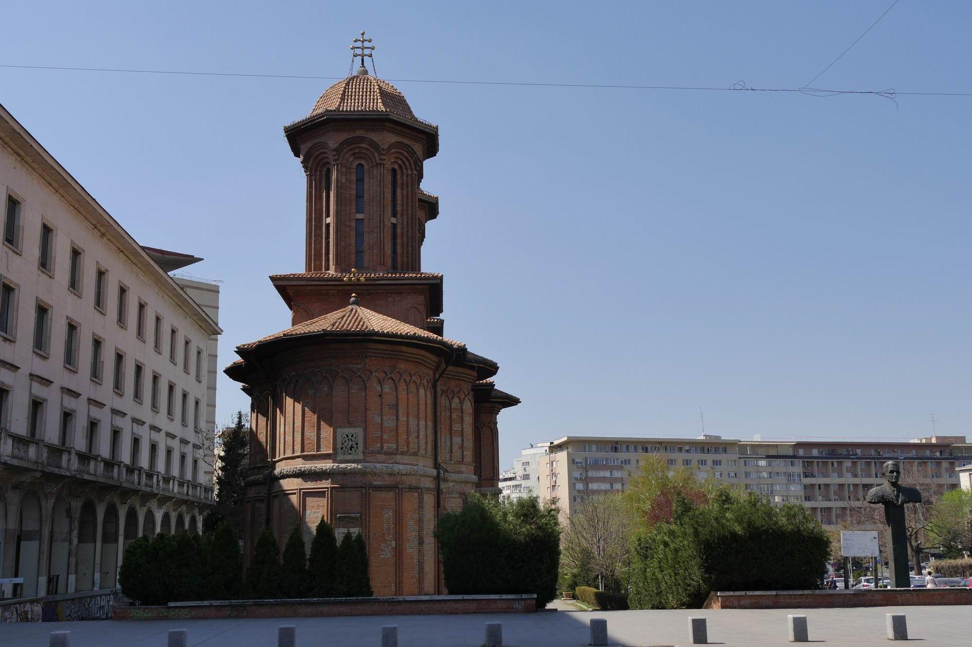 Calea Victoriei are multe monumente de arhitectură, precum biserica Kretzulescu, ridicată în 1722 în memoria lui Constantin Brânconveanu, martirizat cu doar 7 ani înainte. Majoritatea sunt înconjurate de spații pietonale murdare și deloc puse în valoare. Foto: Lucian Muntean