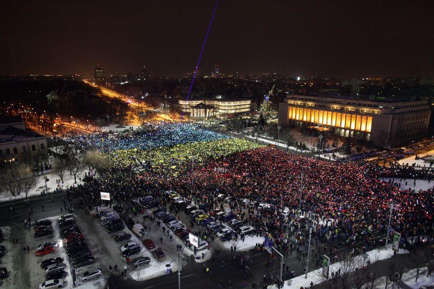 Zeci de mii de oameni care protestează față de guvernul Grindeanu și conducerea PSD, pentru a 13-a zi consecutiv, formează un imens tricolor în Piața Victoriei. Duminică, 12 februarie 2017. Fotografie: Liviu Florin Albei / Inquam Photos