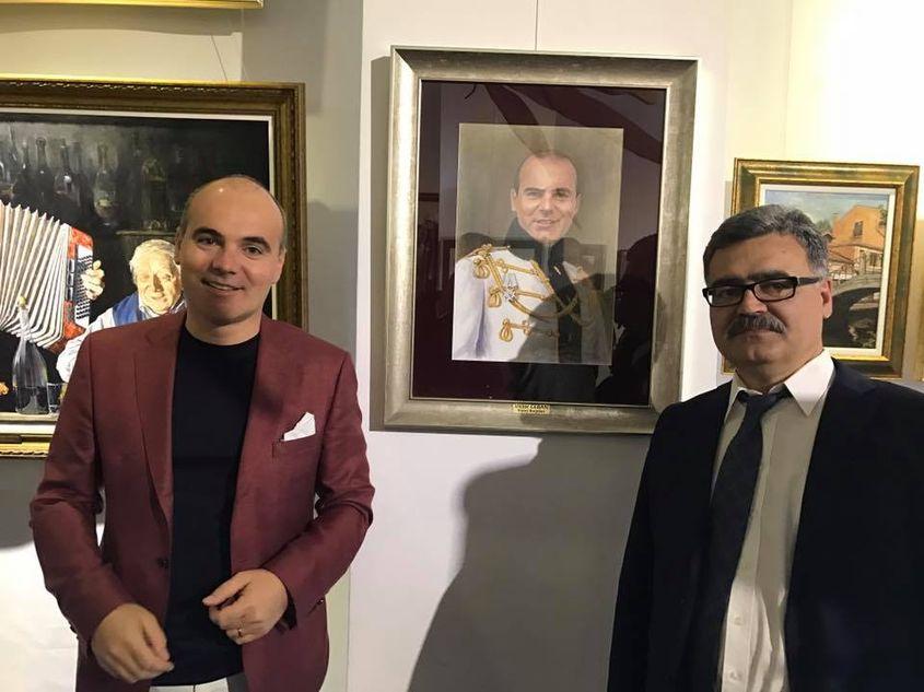 Rareș Bogdan alături de portretul său, pictat de Victor Ceban și expus la Muzeul Naţional al Satului „Dimitrie Gusti” din Bucureşti.