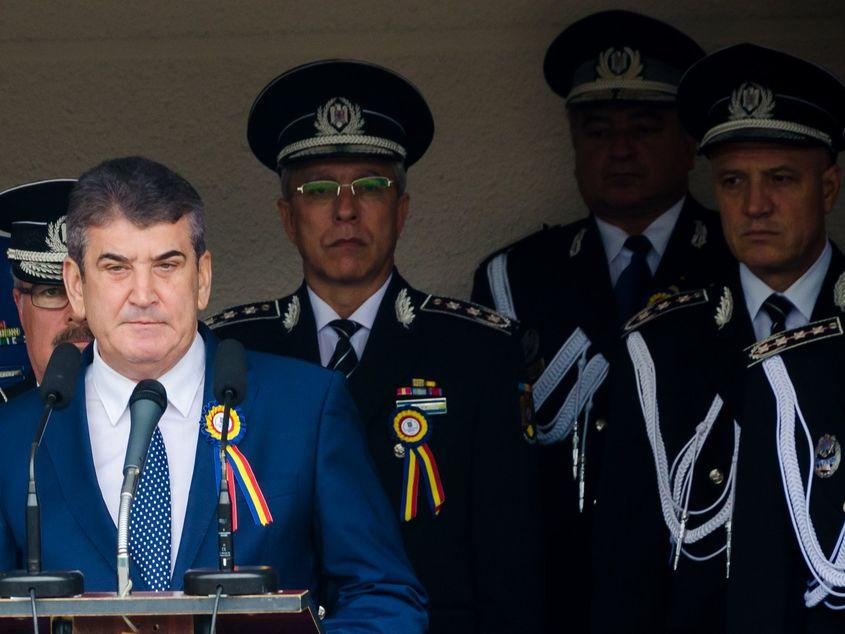 Gabriel Oprea, alături de capi ai Poliţiei, la o festivitate de la Academia "Alexandru Ioan Cuza". Foto: mai.gov.ro