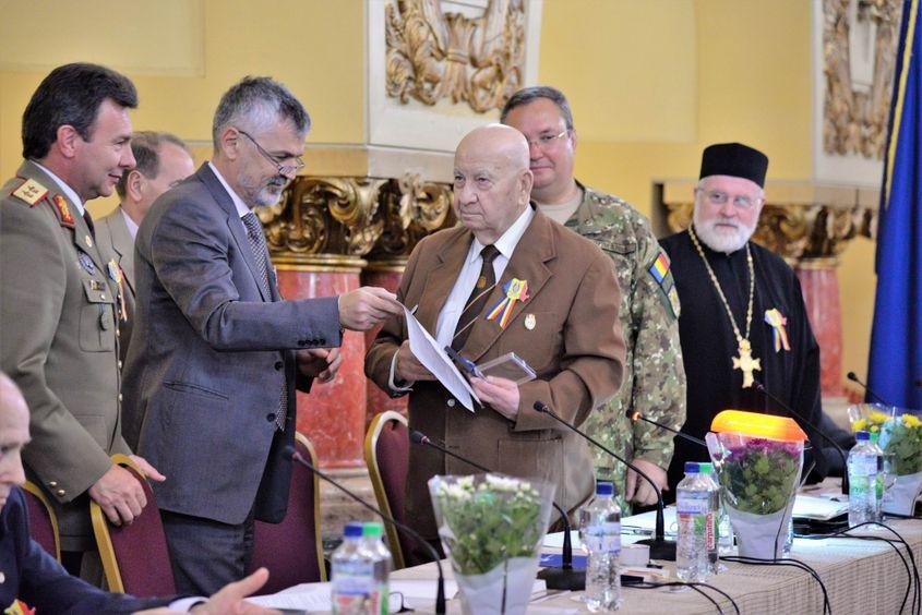 Imaginea de la adunarea solemnă de joi, 26 aprilie Cel în costum este secretarul de stat Nicolae Nasta. Foto: Lucian Muntean
