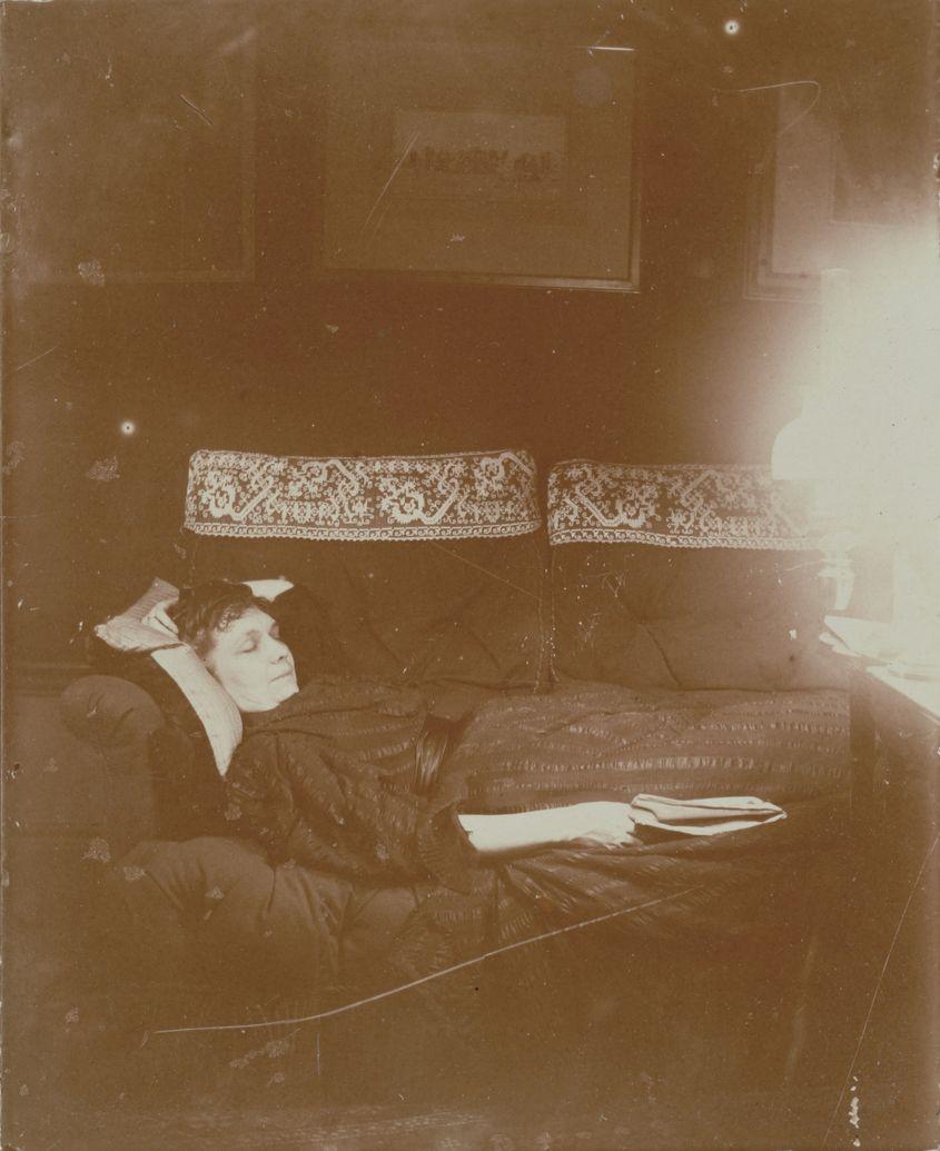 "Louise Halévy", fotografie din 1895 (Gelatin silver print 9,6 × 7,8 cm), aflată la Muzeul "J. Paul Getty" din Los Angeles.