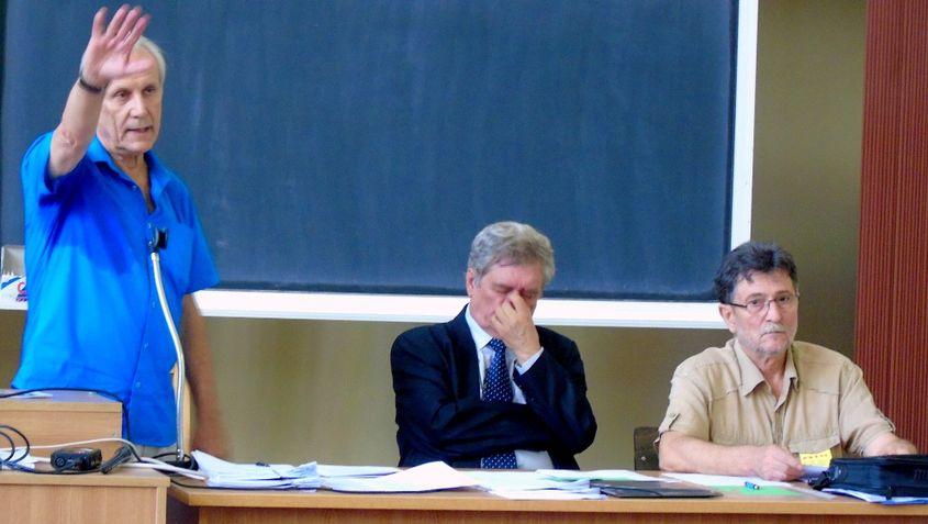 Doru Dinu Glăvan (în picioare) și Miron Manega (în dreapta), într-o ședință UZPR. Foto: Arhiva UZPR