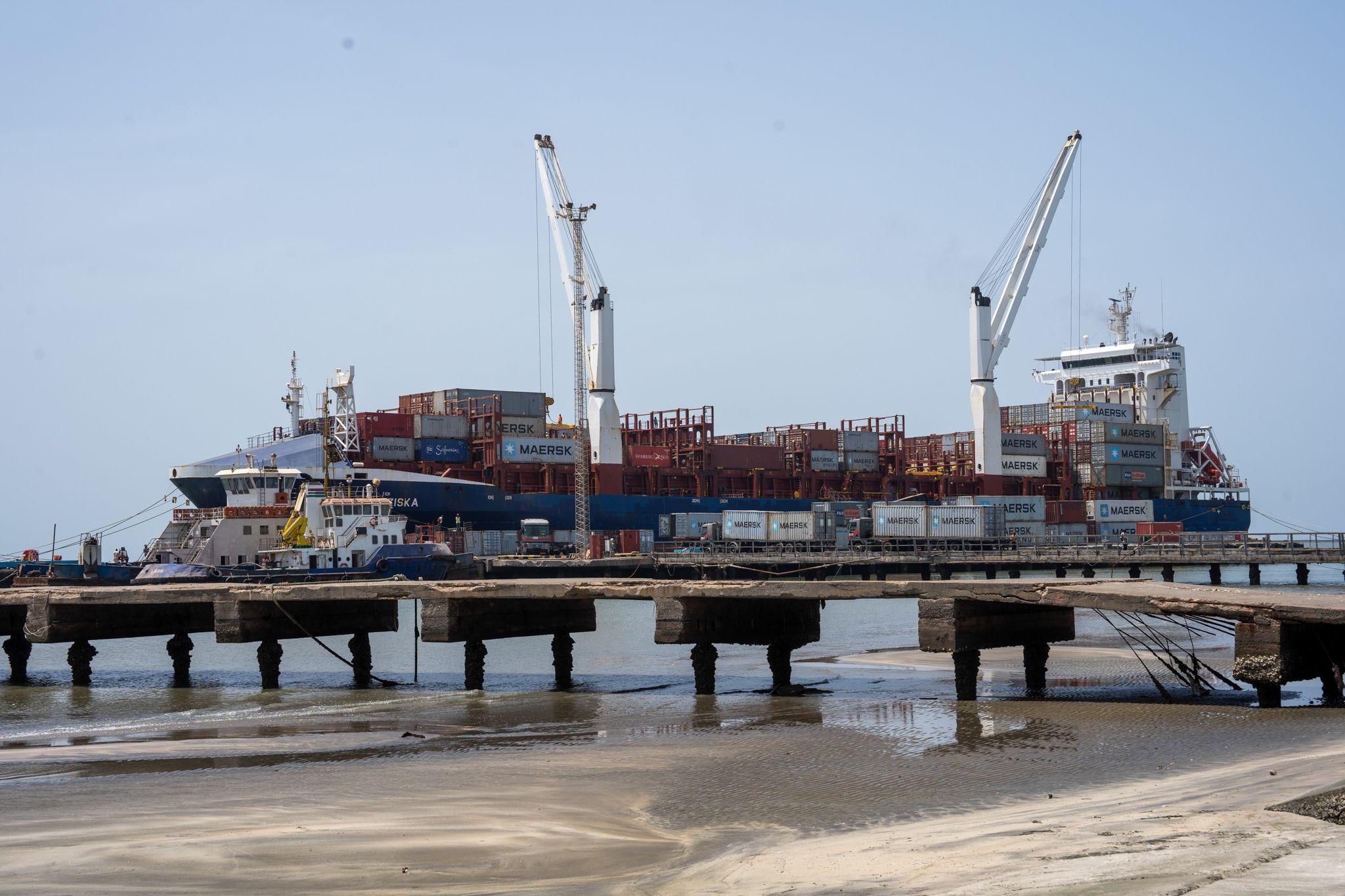 Navă comercială încărcată cu containere în portul din Banjul cu care se obișnuia să se facă traficul de lemne spre China