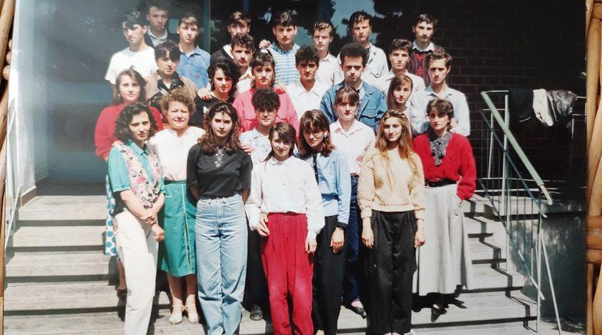 Mama lui Răzvan Filip cu elevii, în 1997. Foto: arhiva personală